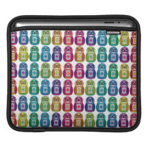 Hiboux mignons de Matryoshka d'arc-en-ciel Housses iPad