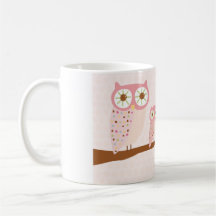 Hiboux roses dans une tasse de rangée
