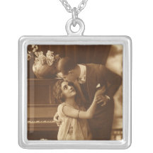 Histoires d'amour vintages, musique romantique collier