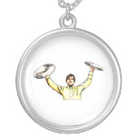 Homme supportant la chemise jaune de cymbales pendentif