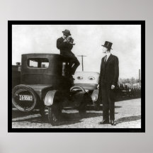 Homme très grand et un photographe 1922 posters