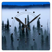 Horloge brumeuse de carré de matin de montagne