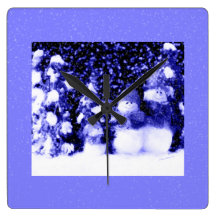 Horloge murale bleue d'hiver de famille de bonhomm