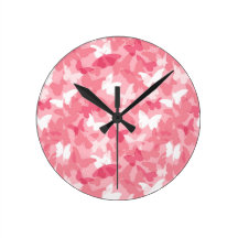 Horloge murale rose de camouflage de papillon