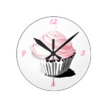 Horloge murale rose de petit gâteau
