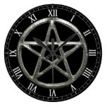 Horloge ronde de chiffres romains de pentagramme