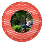 horloge ronde rouge de cadre de tableau de Polkado