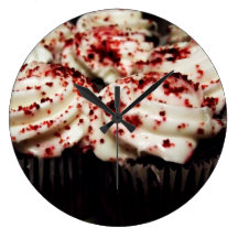Horloge rouge de petit gâteau de velours
