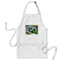 Hortensia bleu sur la barrière blanche tablier