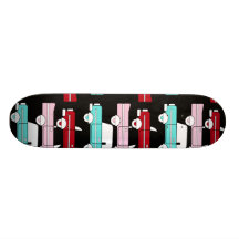 Hot rod rouge-rose de bleu de turquoise de rétros  planches à roulettes