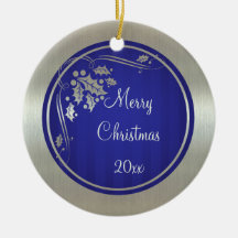 Houx argenté et remous sur l'ornement bleu de Noël