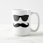 Humour noir de moustache et de lunettes de soleil tasse