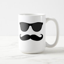 Humour noir de moustache et de lunettes de soleil tasse