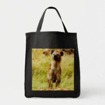 Hyène avec le sac de gnou (gnou)
