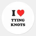 I coeur attachant des noeuds autocollant rond