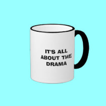 IL est TOUT AU SUJET de la tasse de DRAME tasses
