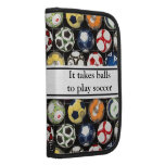 Il prend des boules pour jouer au football pochettes folios