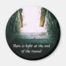 Il y a léger à la fin de la CITATION de tunnel Magnets