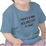 Il y a un nouveau FRÈRE en ville T-shirt