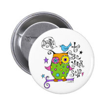 Illustration lunatique de hibou badge avec épingle