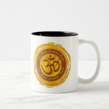 Incantation tibétaine avec le symbole d'Aum Tasse