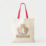 Inséparables juste mariés épousant le sac fourre-t