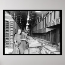 Intérieur d'un train de courrier 1910 posters