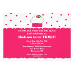 Invitation d'anniversaire de petit gâteau de frais