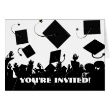 Invitation d'obtention du diplôme de foule jetant  carte