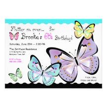 Invitation lumineuse et belle de papillon