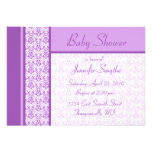 Invitation pourpre de baby shower de damassé