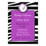 Invitations pourpres d'anniversaire de monogramme 