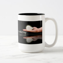 J2 lançant la tasse en céramique avec le logo et l
