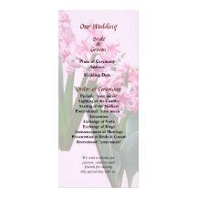 Jacinthes roses toutes dans un programme de mariag double carte en  couleur