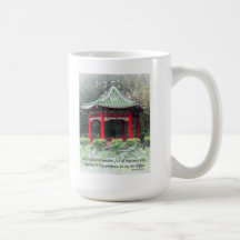 Jardin chinois tranquille avec le pavillon et les  mugs