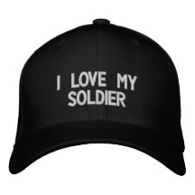 "Je chapeau brodé aime mon soldat"