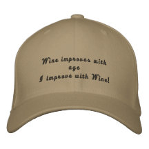 Je m'améliore avec le chapeau brodé drôle de vin