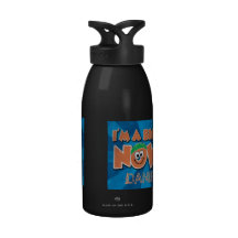Je suis une grande bouteille d'eau d'enfant mainte