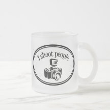 Je tire le rétro appareil-photo B&W de la photogra Tasses
