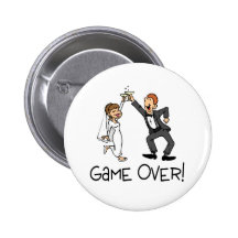 Jeu de jeunes mariés plus de badges avec agrafe