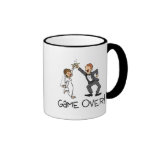Jeu de jeunes mariés plus de tasses à café