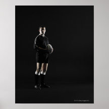 Jeune homme tenant la boule de rugby, portrait posters
