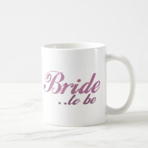 Jeune mariée à être tasse