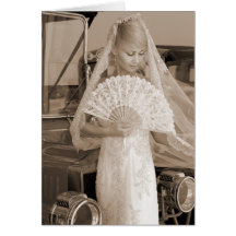 Jeune mariée avec la fan carte de vœux