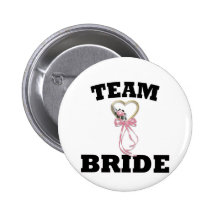 Jeune mariée d'équipe badge avec épingle