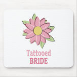 Jeune mariée tatouée par fleur rose tapis de souris