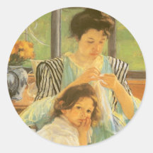 Jeune mère cousant par Mary Cassatt, art vintage Autocollant Rond