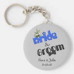 Jeunes mariés mignons épousant Keychain Porte-clés