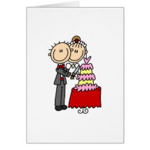 Jeunes mariés par la carte de gâteau de mariage