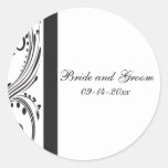 Joint noir et blanc d'enveloppe de mariage autocollants ronds